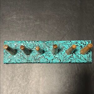 Western linen tooled 6 ring holder.